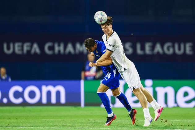 Champions League-kvalifisering, playoff: Dinamo Zagreb-Viking Zagreb 20260818. Vikings Henrik Falchener mot Dinamo Zagrebs Smail Prevljak under playoff-kampen i Champions League-kvalifiseringen mellom Dinamo Zagreb og Viking pa Maksimir stadion. Foto: Nikola Krstic NTB Zagreb Kroatia EDITORIAL USE ONLY. RESTRICTED USE FOR BETTING COMPANIES Ref:_SPODg2NhzqThKw.jpg *** Champions League Qualifying, Playoff: Dinamo Zagreb vs. Viking Zagreb, August 18, 2026. Viking’s Henrik Falchener faces Dinamo Zagreb’s Smail Prevljak during the Champions League qualifying playoff match between Dinamo Zagreb and Viking at Maksimir Stadium. Photo by Nikola Krstic, NTB, Zagreb, Croatia. EDITORIAL USE ONLY RESTRICTED USE FOR BETTING COMPANIES  Copyright: xNikolaxKrsticx xNTBx