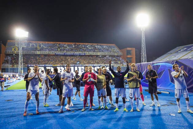 Champions League-kvalifisering, playoff: Dinamo Zagreb-Viking Zagreb 20260818. Viking-spillerne feirer med supporterne etter playoff-kampen i Champions League-kvalifiseringen mellom Dinamo Zagreb og Viking pa Maksimir stadion. Foto: Nikola Krstic NTB Zagreb Kroatia EDITORIAL USE ONLY. RESTRICTED USE FOR BETTING COMPANIES Ref:_SPOwMrB5cDXuRc.jpg *** Champions League Qualifying, Playoff: Dinamo Zagreb vs. Viking Zagreb 20260818 Viking players celebrate with fans after the Champions League qualifying playoff match between Dinamo Zagreb and Viking at Maksimir Stadium. Photo: Nikola Krstic, NTB, Zagreb, Croatia. EDITORIAL USE ONLY. RESTRICTED USE FOR BETTING COMPANIES  Copyright: xNikolaxKrsticx xNTBx