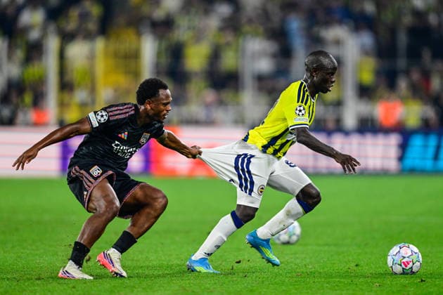 Sport Bilder des Tages #2 Fenerbahce v Olympique Lyonnais - UEFA Champions League ISTANBUL, TURKIYE - AUGUST 18: N Golo Kante of Fenerbahce in action against Lois Openda during the UEFA Champions League play-off round first-leg match between Fenerbahce and Olympique Lyonnais at Chobani Stadium on August 18, 2026, in Istanbul, Turkiye. Cem Tekkesinoglu Anadolu Istanbul Turkey. Editorial use only. Please get in touch for any other usage.  Copyright: x2026xAnadoluxCemxTekkesinoglux