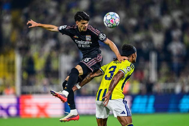 Fenerbahce v Olympique Lyonnais - UEFA Champions League ISTANBUL, TURKIYE - AUGUST 18: Archie Brown of Fenerbahce in action against Kail Boudache during the UEFA Champions League play-off round first-leg match between Fenerbahce and Olympique Lyonnais at Chobani Stadium on August 18, 2026, in Istanbul, Turkiye. Cem Tekkesinoglu Anadolu Istanbul Turkey. Editorial use only. Please get in touch for any other usage.  Copyright: x2026xAnadoluxCemxTekkesinoglux