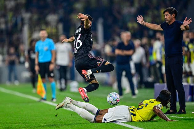 Fenerbahce v Olympique Lyonnais - UEFA Champions League ISTANBUL, TURKIYE - AUGUST 18: Archie Brown of Fenerbahce in action against Kail Boudache during the UEFA Champions League play-off round first-leg match between Fenerbahce and Olympique Lyonnais at Chobani Stadium on August 18, 2026, in Istanbul, Turkiye. Cem Tekkesinoglu Anadolu Istanbul Turkey. Editorial use only. Please get in touch for any other usage.  Copyright: x2026xAnadoluxCemxTekkesinoglux