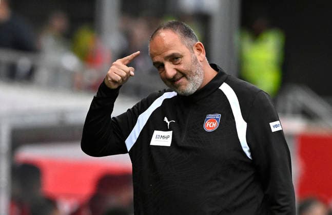 Sport Bilder des Tages #2 Trainer Coach Frank Schmidt 1. FC Heidenheim 1846 FCH Gestik Geste zeigt mit Zeigefinger auf Kopf Hirn 1. FC Heidenheim 1846 FCH vs FC Bayern Muenchen FCB TESTSPIEL 18.08.2026 DFL REGULATIONS PROHIBIT ANY USE OF PHOTOGRAPHS AS IMAGE SEQUENCES AND OR QUASI-VIDEO 1. FC Heidenheim 1846 FCH vs FC Bayern Muenchen FCB TESTSPIEL *** Coach Frank Schmidt, 1 FC Heidenheim 1846 (FCH), gestures with his index finger toward his head (brain). 1 FC Heidenheim 1846 (FCH) vs. FC Bayern Munich (FCB), Friendly Match, August 18, 2026. DFL Regulations: PROHIBIT ANY USE OF PHOTOGRAPHS AS IMAGE SEQUENCES AND OR QUASI-VIDEO 1 FC Heidenheim 1846 FCH vs. FC Bayern Munich FCB FRIENDLY MATCH