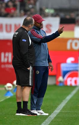 Trainer Coach Frank Schmidt 1. FC Heidenheim 1846 FCH am Spielfeldrand im Gespraech Diskussion mit Trainer Coach Vincent Kompany FC Bayern Muenchen FCB Gestik Geste 1. FC Heidenheim 1846 FCH vs FC Bayern Muenchen FCB TESTSPIEL 18.08.2026 DFL REGULATIONS PROHIBIT ANY USE OF PHOTOGRAPHS AS IMAGE SEQUENCES AND OR QUASI-VIDEO 1. FC Heidenheim 1846 FCH vs FC Bayern Muenchen FCB TESTSPIEL *** Coach Frank Schmidt of 1. FC Heidenheim 1846 (FCH) on the sidelines in conversation with Coach Vincent Kompany of FC Bayern Munich (FCB); gestures; 1. FC Heidenheim 1846 (FCH) vs. FC Bayern Munich (FCB) friendly match 18 08, 2026 DFL regulations prohibit any use of photographs as image sequences and or quasi-video 1 FC Heidenheim 1846 FCH vs. FC Bayern Munich FCB Friendly Match