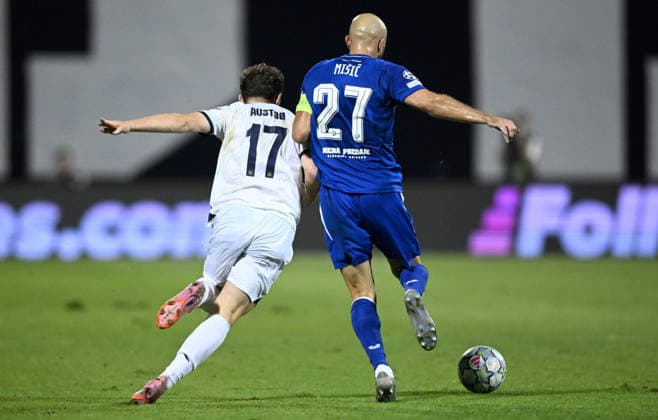 Sport Bilder des Tages #2 GNK Dinamo Zagreb v Viking - UEFA Champions League 2026 27 Play-Offs First Leg Edvin Austbo of Viking and Josip Misic of GNK Dinamo Zagreb competes for the ball during the UEFA Champions League 2026 27 play-offs first leg match between GNK Dinamo Zagreb and Viking at Maksimir Stadium on August 18, 2026 in Zagreb, Croatia.  MarkoxLukunic PIXSELL
