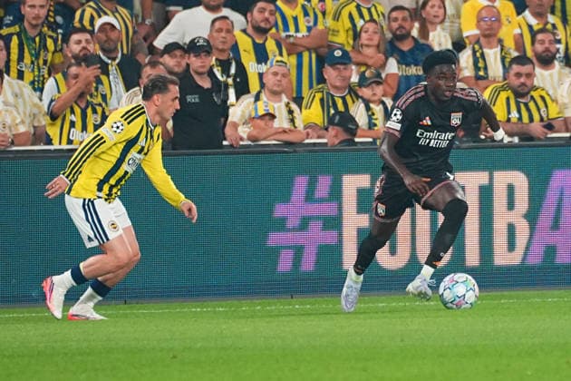 ISTANBUL, TURKEY - AUGUST 18: Kerem Akturkoglu (L) of Fenerbahce SK and Ernest Nuamah (R) of Lyon battle for the ball during the UEFA Champions League 2026 27 Play-off round first leg match between Fenerbahce SK and Lyon at Fenerbahce Chobani Stadiumi on August 18, 2026 in Istanbul, Turkey. Istanbul Kadikoy Turkey Copyright: xSeskimphotox Fenerbahce-Lyon-180126 (40)