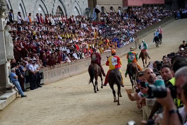 Sport Bilder des Tages #2 Tittia wins Palio di Siena for Nicchio SIENA, ITALY, AUGUST 18, 2026: Jockey Giovanni Atzeni, known as Tittia, riding Anda e Bola wins the August edition of the Palio di Siena for the Nicchio contrada. The race was postponed from August 16 and 17 due to rain. The victory marks Tittia s 13th Palio win. After the race, Tittia fell from his horse and was taken to a hospital in Siena for medical checks. Siena Italy Copyright: x xTommasoxSfregolax xJNAxPressx