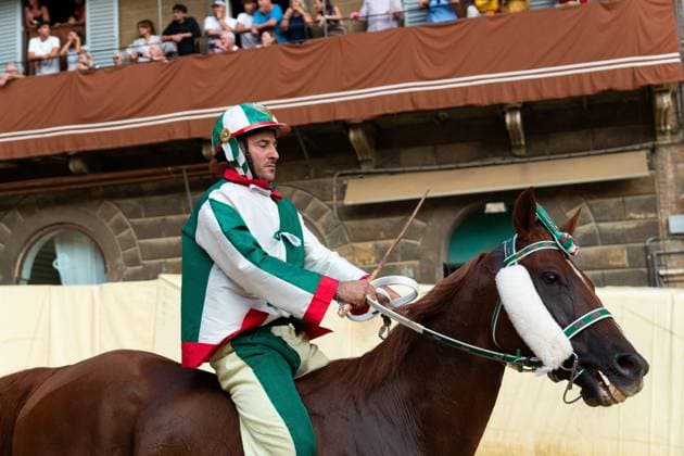Tittia wins Palio di Siena for Nicchio SIENA, ITALY, AUGUST 18, 2026: Jockey Giovanni Atzeni, known as Tittia, riding Anda e Bola wins the August edition of the Palio di Siena for the Nicchio contrada. The race was postponed from August 16 and 17 due to rain. The victory marks Tittia s 13th Palio win. After the race, Tittia fell from his horse and was taken to a hospital in Siena for medical checks. Siena Italy Copyright: x xTommasoxSfregolax xJNAxPressx
