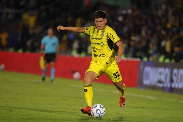 ASUNCION, PARAGUAY - AUGUST 18: Lucas Monzon of Recoleta FC controls ball during the CONMEBOL Sudamericana 2026 Round of 16 second leg match between Deportivo Recoleta and Boca Juniors at Estadio Defensores del Chaco on August 18, 2026 in Asuncion, Paraguay. Recoleta FC vs. Boca Juniors - CONMEBOL Sudamericana 2026 Round of 16 second leg Copyright: xSebastianxFrejx
