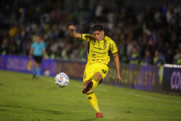 ASUNCION, PARAGUAY - AUGUST 18: Lucas Monzon of Recoleta FC controls ball during the CONMEBOL Sudamericana 2026 Round of 16 second leg match between Deportivo Recoleta and Boca Juniors at Estadio Defensores del Chaco on August 18, 2026 in Asuncion, Paraguay. Recoleta FC vs. Boca Juniors - CONMEBOL Sudamericana 2026 Round of 16 second leg Copyright: xSebastianxFrejx
