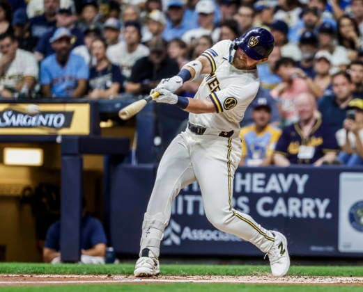 Milwaukee Brewers first baseman Jake Bauers hits a double in the first inning of the MLB, Baseball Herren, USA game between the Seattle Mariners and the Milwaukee Brewers at American Family Field in Milwaukee, Wisconsin on Tuesday, August 18, 2026.  MIL20260818805 TANNENxMAURY