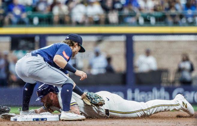 Milwaukee Brewers first baseman Jake Bauers slides into second base with a double on Seattle Mariners shortstop Brock Rodden in the first inning of the MLB, Baseball Herren, USA game between the Seattle Mariners and the Milwaukee Brewers at American Family Field in Milwaukee, Wisconsin on Tuesday, August 18, 2026.  MIL20260818806 TANNENxMAURY