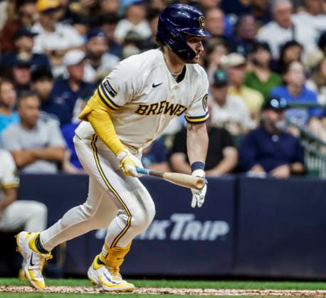 Milwaukee Brewers center fielder Garrett Mitchell hits a single in the second inning of the MLB, Baseball Herren, USA game between the Seattle Mariners and the Milwaukee Brewers at American Family Field in Milwaukee, Wisconsin on Tuesday, August 18, 2026.  MIL20260818811 TANNENxMAURY