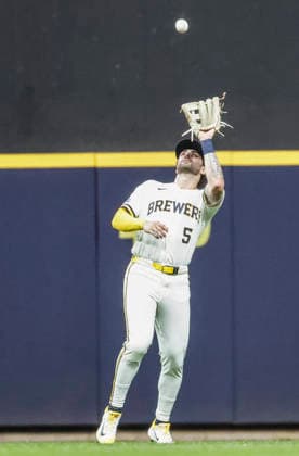 Milwaukee Brewers center fielder Garrett Mitchell catches a fly ball hit by Seattle Mariners left fielder Randy Arozarena in the third inning of the MLB, Baseball Herren, USA game between the Seattle Mariners and the Milwaukee Brewers at American Family Field in Milwaukee, Wisconsin on Tuesday, August 18, 2026.  MIL20260818813 TANNENxMAURY