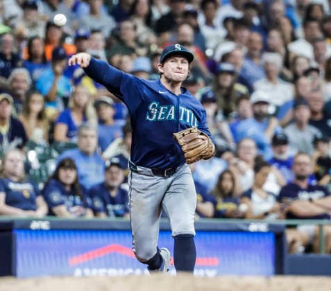 Seattle Mariners third baseman Brendan Donovan throws out Milwaukee Brewers shortstop Joey Ortiz in the fifth inning of the MLB, Baseball Herren, USA game between the Seattle Mariners and the Milwaukee Brewers at American Family Field in Milwaukee, Wisconsin on Tuesday, August 18, 2026.  MIL20260818815 TANNENxMAURY
