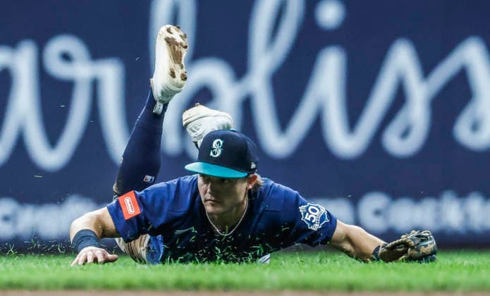 Seattle Mariners second baseman Cole Young misses a ball hit by Milwaukee Brewers third baseman David Hamilton in the fifth inning of the MLB, Baseball Herren, USA game between the Seattle Mariners and the Milwaukee Brewers at American Family Field in Milwaukee, Wisconsin on Tuesday, August 18, 2026.  MIL20260818817 TANNENxMAURY