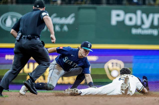 Milwaukee Brewers third baseman David Hamilton steals second base on Seattle Mariners shortstop Brock Rodden as second base umpire Quinn Wolcott watches in the fifth inning of the MLB, Baseball Herren, USA game between the Seattle Mariners and the Milwaukee Brewers at American Family Field in Milwaukee, Wisconsin on Tuesday, August 18, 2026.  MIL20260818818 TANNENxMAURY