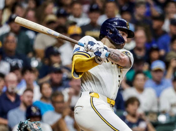 Milwaukee Brewers center fielder Garrett Mitchell hits a single in the sixth inning of the MLB, Baseball Herren, USA game between the Seattle Mariners and the Milwaukee Brewers at American Family Field in Milwaukee, Wisconsin on Tuesday, August 18, 2026.  MIL20260818824 TANNENxMAURY