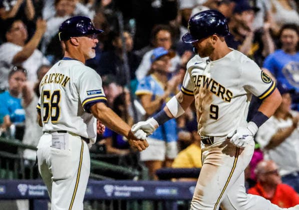 Milwaukee Brewers first baseman Jake Bauers celebrates with Milwaukee Brewers third base coach Matt Erickson after hitting a two RBI home run in the sixth inning of the MLB, Baseball Herren, USA game between the Seattle Mariners and the Milwaukee Brewers at American Family Field in Milwaukee, Wisconsin on Tuesday, August 18, 2026.  MIL20260818829 TANNENxMAURY