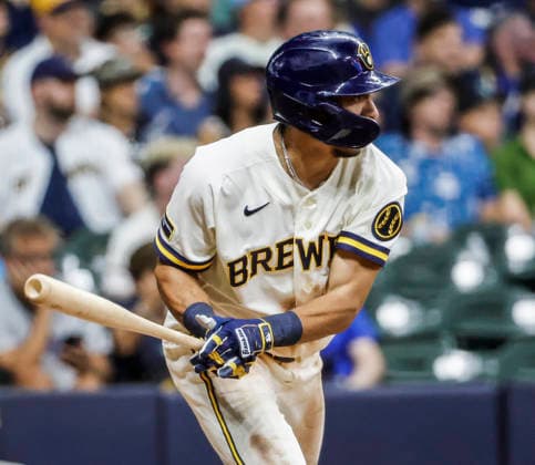 Milwaukee Brewers third baseman David Hamilton hits an RBI single in the seventh inning of the MLB, Baseball Herren, USA game between the Seattle Mariners and the Milwaukee Brewers at American Family Field in Milwaukee, Wisconsin on Tuesday, August 18, 2026.  MIL20260818832 TANNENxMAURY