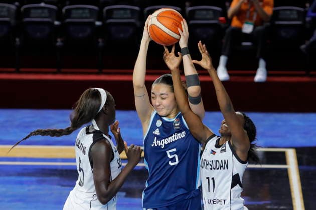 FIBA Women s Olympic Pre-Qualifying Tournament 2026 - South Sudan vs Argentina Maria Gakdeng (L) and Yar Mayen (R) of South Sudan vie for the ball with Nerea Lagowski of Argentina during the Group A game of the FIBA Women s Olympic Pre-Qualifying Tournament 2026 between South Sudan and Argentina in Guadalajara, Mexico, 18 August 2026. GUADALAJARA Mexico  Copyright: xFRANCISCOxGUASCOx