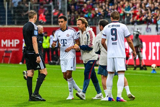 18.08.2026, GER, Fußball, Herren, FSP, 1. FC Heidenheim vs FC Bayern München Jamal Musiala (Bayern Muenchen, 10) kollabiert auf dem Rasen ohne Fremdeinwirkung, anschliesend wird er von Prof. Dr. Peter Ueblacker (Bayern Muenchen) in Richtung Kabinengang begleitet Heidenheim Voith-Arena Baden-Württemberg Deutschland *** August 18, 2026, Germany, Soccer, Men s, FSP, 1 FC Heidenheim vs. FC Bayern Munich: Jamal Musiala of Bayern Munich collapses on the field in the 10th minute without any external influence; he is then escorted toward the locker room by Prof. Dr. Peter Ueblacker of Bayern Munich at the Heidenheim Voith Arena in Baden-Württemberg, Germany Copyright: xNordphotox xHafnerx