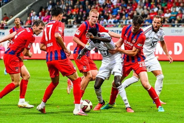 18.08.2026, GER, Fußball, Herren, FSP, 1. FC Heidenheim vs FC Bayern München Bara Sapoko Ndiaye (Bayern Muenchen, 39) umringt von Tim Siersleben (Heidenheim, 4), Mathias Honsak (Heidenheim, 17), Marko Zrilic (Heidenheim, 41) und Adam Kölle Koelle (Heidenheim, 28), im Hintergrund Harry Kane (Bayern Muenchen, 9) Heidenheim Voith-Arena Baden-Württemberg Deutschland *** August 18, 2026, GER, Soccer, Men s, FSP, 1 FC Heidenheim vs. FC Bayern Munich: Bara Sapoko Ndiaye (Bayern Munich, 39) surrounded by Tim Siersleben (Heidenheim), 4, Mathias Honsak (Heidenheim), 17, Marko Zrilic (Heidenheim), 41, and Adam Kölle (Heidenheim), 28, with Harry Kane (Bayern Munich), 9, in the background at the Heidenheim Voith Arena in Baden-Württemberg, Germany Copyright: xNordphotox xHafnerx
