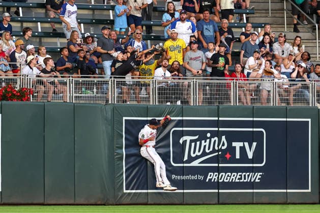 Sport Bilder des Tages #2 MLB, Baseball Herren, USA 2026: Braves Vs Twins AUG 18 August 18th, 2026: Minnesota Twins left fielder Trevor Larnach (9) hits the wall as Atlanta Braves designated hitter Drake Baldwin (30) hits a solo home run in the sixth inning against the Minnesota Twins during a MLB Baseball game between the Atlanta Braves and the Minnesota Twins at Target Field in Minneapolis, Minnesota. Steven Garcia CSM (Credit Image: Â Steven Garcia Cal Media) Minneapolis Minnesota USA EDITORIAL USE ONLY Copyright: xx ZUMA-20260818_zma_c04_010.jpg StevenxGarciax csmphotothree512579