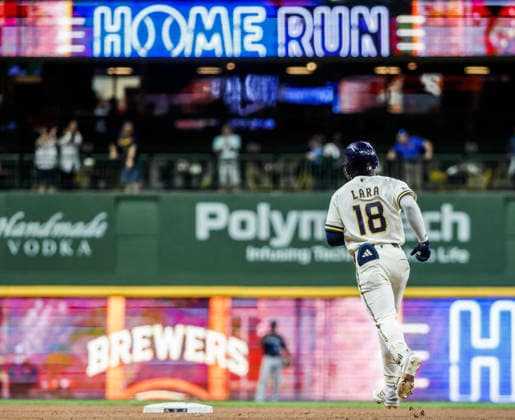 Milwaukee Brewers right fielder Luis Lara runs the bases after hitting his first major league home run in the eighth inning of the MLB, Baseball Herren, USA game between the Seattle Mariners and the Milwaukee Brewers at American Family Field in Milwaukee, Wisconsin on Tuesday, August 18, 2026. The Brewers shut out the Mariners 22-0.  MIL20260818837 TANNENxMAURY