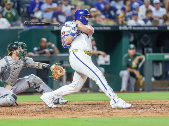 AUG 18, 2026: Kansas City Royals first baseman Vinnie Pasquantino (9) hits a double in the 7th inning against the Athletics at Kauffman Stadium Kansas City, MO. CSM Kansas City United States - ZUMAc04_ 20260818_zma_c04_120 Copyright: xRomanxPunox