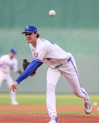 AUG 18, 2026: Kansas City Royals relief pitcher Daniel Lynch IV (41) warms up before the game against the Athletics at Kauffman Stadium Kansas City, MO. CSM MLB, Baseball Herren, USA 2026: Athletics Vs Royals Aug 18th  - ZUMAc04_ 20260818_zma_c04_117 Copyright: xRomanxPunox