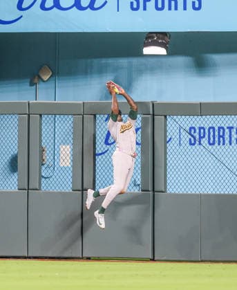 AUG 18, 2026: Athletics outfielder Lawrence Butler (4) catches a fly ball in the 9th inning against the Kansas City Royals at Kauffman Stadium Kansas City, MO. CSM MLB, Baseball Herren, USA 2026: Athletics Vs Royals Aug 18th  - ZUMAc04_ 20260818_zma_c04_131 Copyright: xRomanxPunox