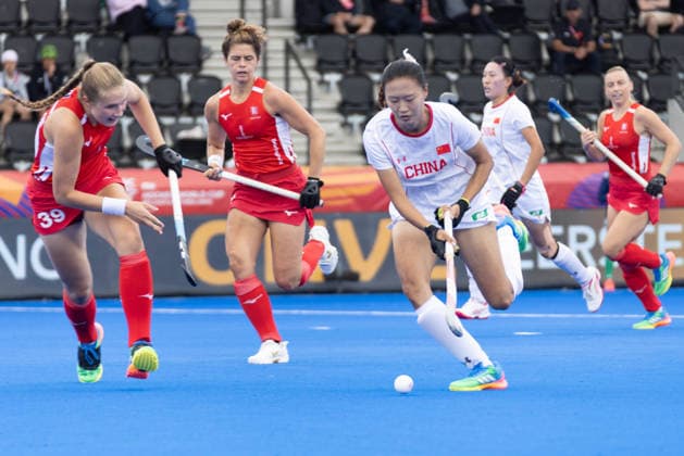 (260819) -- AMSTELVEEN, Aug. 19, 2026 -- Li Hong of China (front R) competes during the FIH Hockey World Cup 2026 women s Pool D match between China and England in Amstelveen, the Netherlands, Aug. 18, 2026. (Photo by Xinhua) (SP)THE NETHERLANDS-AMSTELVEEN-FIH HOCKEY WORLD CUP-WOMEN-CHINA VS ENGLAND SylviaxLederer 