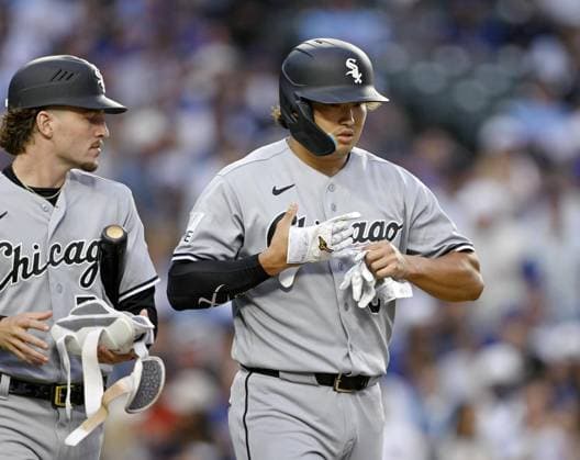 Baseball: White Sox vs. Cubs Chicago White Sox first baseman Munetaka Murakami (R) is pictured after drawing a walk in the first inning of a baseball game against the Chicago Cubs at Wrigley Field in Chicago on Aug. 18, 2026.  A14AA0005626195P