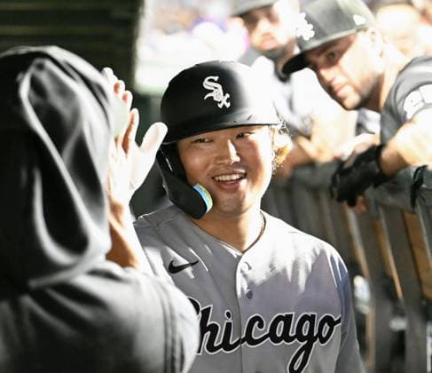 Baseball: White Sox vs. Cubs Chicago White Sox first baseman Munetaka Murakami is congratulated by teammates in the dugout after hitting a solo home run in the third inning of a baseball game against the Chicago Cubs at Wrigley Field in Chicago on Aug. 18, 2026.  A14AA0005626200P