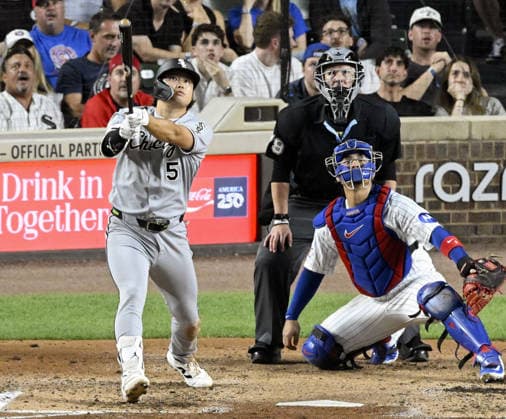 Baseball: White Sox vs. Cubs Chicago White Sox first baseman Munetaka Murakami hits a solo home run in the third inning of a baseball game against the Chicago Cubs at Wrigley Field in Chicago on Aug. 18, 2026.  A14AA0005626230P