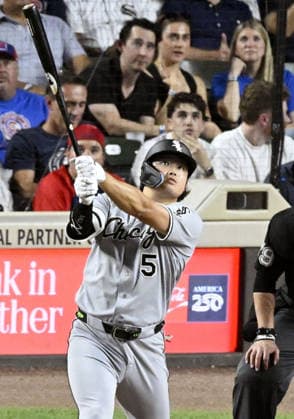 Baseball: White Sox vs. Cubs Chicago White Sox first baseman Munetaka Murakami hits a solo home run in the third inning of a baseball game against the Chicago Cubs at Wrigley Field in Chicago on Aug. 18, 2026.  A14AA0005626233P