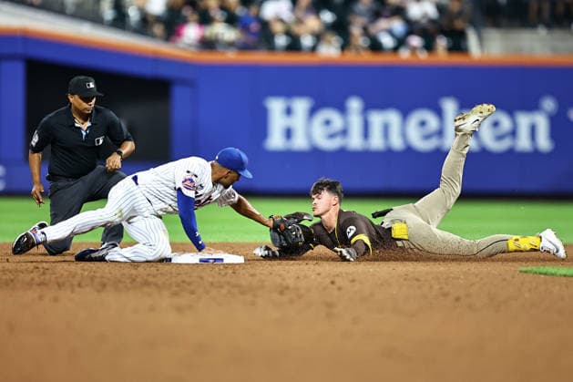 Sport Bilder des Tages #2 MLB, Baseball Herren, USA San Diego Padres Vs. New York Mets San Diego Padres Jase Bowen 4 is tagged by New York Mets second baseman Marcus Semien 10 after trying to stretch a single into a double during the ninth inning of a baseball game at Citi Field in Flushing, New York, on August 18, 2026. New York City New York United States  Copyright: xGordonxDonovanx originalFilename:donovan-mlbsandi260818_np2mm.jpg