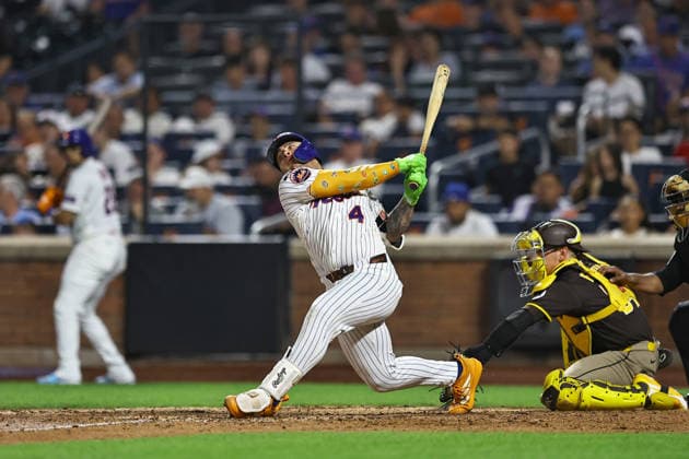 MLB, Baseball Herren, USA San Diego Padres Vs. New York Mets New York Mets Francisco Alvarez 4 swings at a pitch during the eighth inning of a baseball game against the San Diego Padres at Citi Field in Flushing, New York, on August 18, 2026. New York City New York United States  Copyright: xGordonxDonovanx originalFilename:donovan-mlbsandi260818_npVqB.jpg