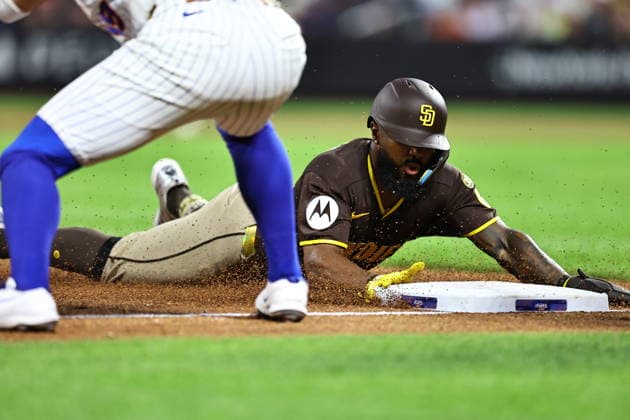 MLB, Baseball Herren, USA San Diego Padres Vs. New York Mets San Diego Padres Luis Rengifo 21 slides head first into third base during the third inning of a baseball game against the New York Mets at Citi Field in Flushing, New York, on August 18, 2026. New York City New York United States  Copyright: xGordonxDonovanx originalFilename:donovan-mlbsandi260818_npqBo.jpg