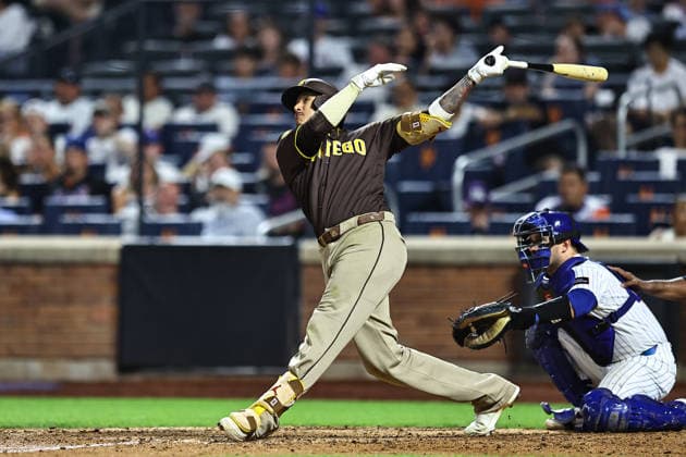 MLB, Baseball Herren, USA San Diego Padres Vs. New York Mets San Diego Padres Manny Machado 13 hits a home run during the eighth inning of a baseball game against the New York Mets at Citi Field in Flushing, New York, on August 18, 2026. New York City New York United States  Copyright: xGordonxDonovanx originalFilename:donovan-mlbsandi260818_npeGV.jpg