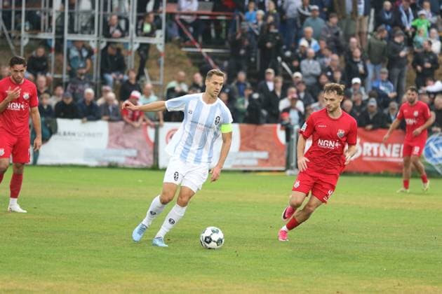 18.08.2026, Fußball, Herren, Saison 2026 2027, Regionalliga Bayern, TSV Aubstadt - 1860 München: Löwen-Kapitän Dennis Dressel gegen Aubstadts Fabio Bozesan *** August 18, 2026, Soccer, Men s, 2026–2027 Season, Bavarian Regional League, TSV Aubstadt vs. 1860 Munich Löwen: Captain Dennis Dressel vs. Aubstadt s Fabio Bozesan