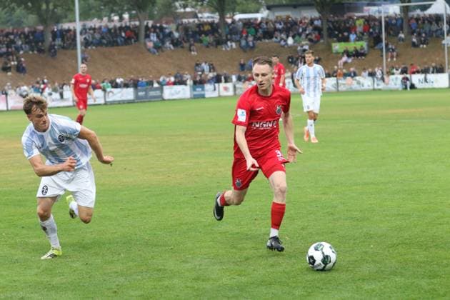 18.08.2026, Fußball, Herren, Saison 2026 2027, Regionalliga Bayern, TSV Aubstadt - 1860 München: Der Löwe Julian Bell (links) und Aubstadts Joshua Endres *** August 18, 2026, Soccer, Men s, 2026–2027 Season, Bavarian Regional League, TSV Aubstadt vs. 1860 Munich: Julian Bell of the Lions (left) and Aubstadt s Joshua Endres