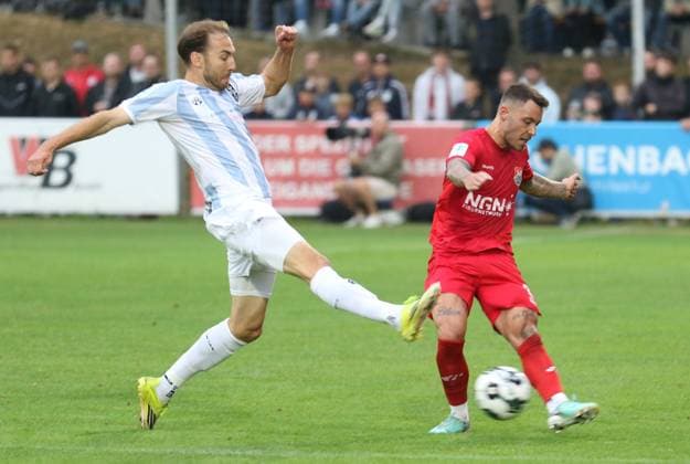 18.08.2026, Fußball, Herren, Saison 2026 2027, Regionalliga Bayern, TSV Aubstadt - 1860 München: Der Löwe Michael Eberwein (links) und Aubstadts Ingo Feser *** August 18, 2026, Soccer, Men s, 2026–2027 Season, Bavarian Regional League, TSV Aubstadt vs. 1860 Munich: Michael Eberwein of 1860 Munich (left) and Ingo Feser of Aubstadt