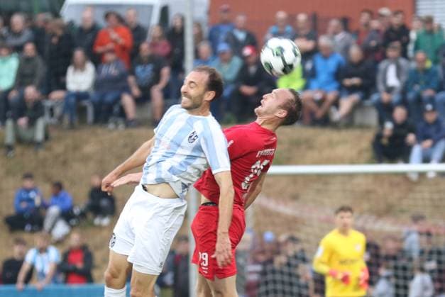 18.08.2026, Fußball, Herren, Saison 2026 2027, Regionalliga Bayern, TSV Aubstadt - 1860 München: Der Löwe Michael Eberwein (links) und Aubstadts Marco Nickel *** August 18, 2026, Soccer, Men s, 2026–2027 Season, Bavarian Regional League, TSV Aubstadt vs. 1860 Munich: Michael Eberwein of 1860 Munich (left) and Marco Nickel of Aubstadt