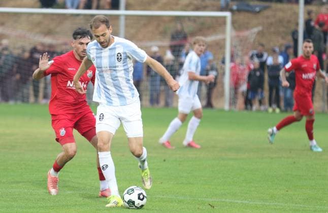 18.08.2026, Fußball, Herren, Saison 2026 2027, Regionalliga Bayern, TSV Aubstadt - 1860 München: Aubstadts Pascal Moll (links) gegen den Löwen Michael Eberwein *** August 18, 2026, Soccer, Men s, 2026–2027 Season, Bavarian Regional League, TSV Aubstadt vs. 1860 Munich: Aubstadt s Pascal Moll (left) against 1860 Munich s Michael Eberwein