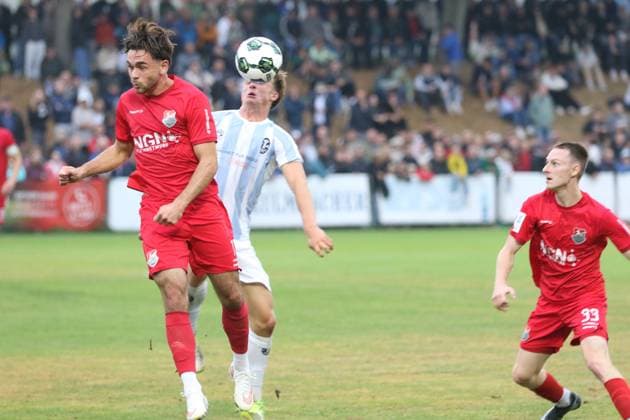 18.08.2026, Fußball, Herren, Saison 2026 2027, Regionalliga Bayern, TSV Aubstadt - 1860 München: Aubstadts Severo Sturm (links) gegen den Löwen Julian Bell, rechts Joshua Endres *** August 18, 2026, Soccer, Men s, 2026–2027 Season, Bavarian Regional League, TSV Aubstadt vs. 1860 Munich: Aubstadt s Severo Sturm (left) against the Lions Julian Bell (right) and Joshua Endres