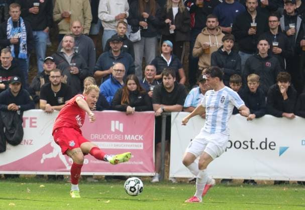 18.08.2026, Fußball, Herren, Saison 2026 2027, Regionalliga Bayern, TSV Aubstadt - 1860 München: Aubstadts Steffen Behr (links) gegen den Löwen Emre Erdogan *** August 18, 2026, Soccer, Men s, 2026–2027 Season, Bavarian Regional League, TSV Aubstadt vs. 1860 Munich: Aubstadt s Steffen Behr (left) against the Lion Emre Erdogan