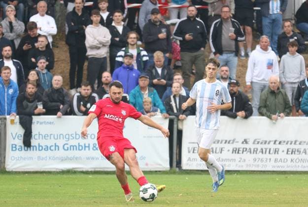 18.08.2026, Fußball, Herren, Saison 2026 2027, Regionalliga Bayern, TSV Aubstadt - 1860 München: Aubstadts Timo Pitter (am Ball) gegen dne Löwen Emre Erdogan *** August 18, 2026, Soccer, Men s, 2026–2027 Season, Bavarian Regional League, TSV Aubstadt vs. 1860 Munich: Aubstadt s Timo Pitter in possession against the Lions Emre Erdogan