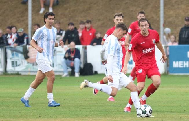 18.08.2026, Fußball, Herren, Saison 2026 2027, Regionalliga Bayern, TSV Aubstadt - 1860 München: Löwe Tunay Deniz beobachtet Teamkollege Benedikt Hoppe gegen Aubstadts Franz Helmer *** August 18, 2026, Soccer, Men s, 2026–2027 Season, Bavarian Regional League, TSV Aubstadt vs. 1860 Munich: Löwe Tunay Deniz watches teammate Benedikt Hoppe face off against Aubstadt s Franz Helmer