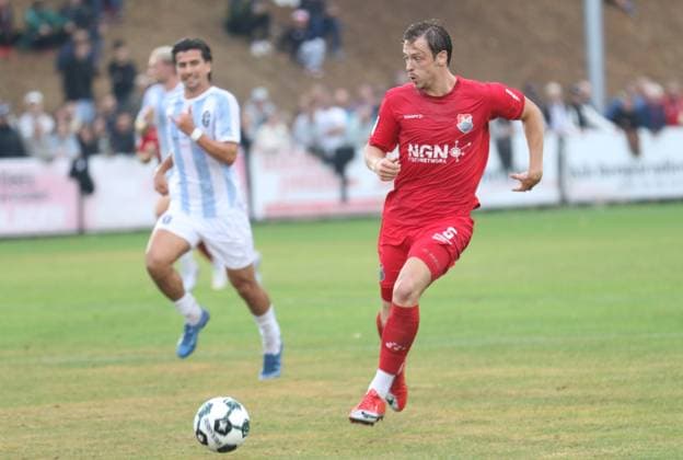 18.08.2026, Fußball, Herren, Saison 2026 2027, Regionalliga Bayern, TSV Aubstadt - 1860 München: Löwe Tunay Deniz (links) gegen Aubstadts Franz Helmer *** August 18, 2026, Soccer, Men s, 2026–2027 Season, Bavarian Regional League, TSV Aubstadt vs. 1860 Munich: Löwe Tunay Deniz (left) against Aubstadt s Franz Helmer